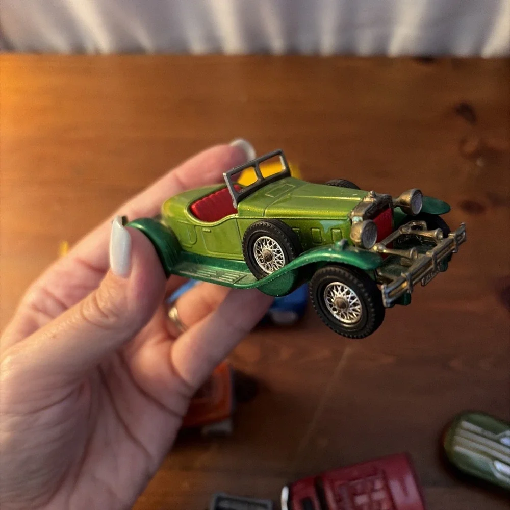 LOT OF 17 HOT‎ WHEELS VEHICLES